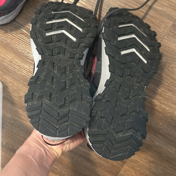 Saucony woman’s grid raptor TR  running shone size 8 gray/magenta like new - Picture 2 of 7